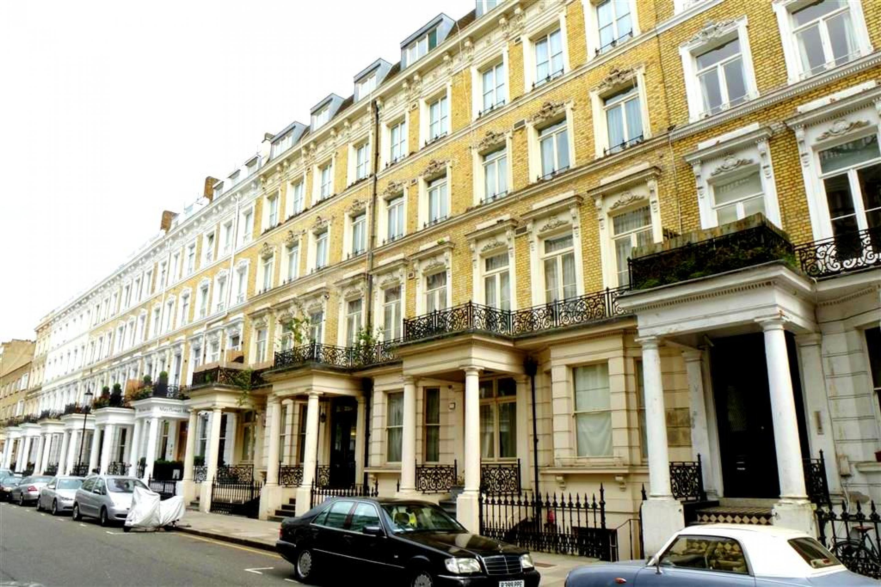 			LET, Studio Apartment, 1 bath, 1 reception Studio			 Trebovir Road, Earls Court SW5